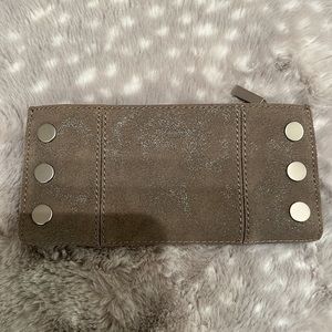 Hammett wallet with magnet close